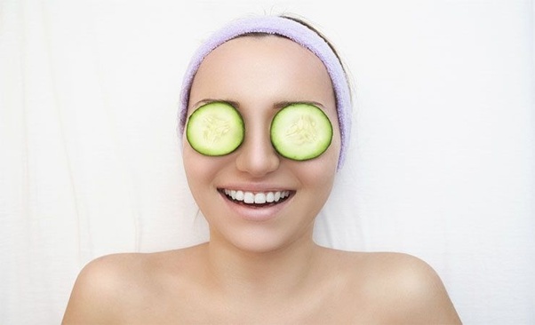 Cucumber slices to cure itchy eyes